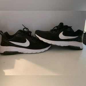 Nikes Youth 5.5